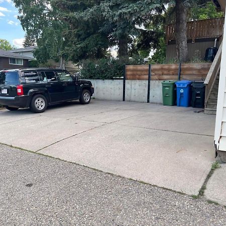 Cozy Basement Suite-溫馨小屋 Designated Parking YYC Екстериор снимка