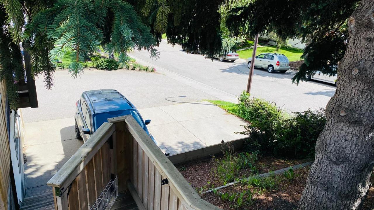 Cozy Basement Suite-溫馨小屋 Designated Parking YYC Екстериор снимка