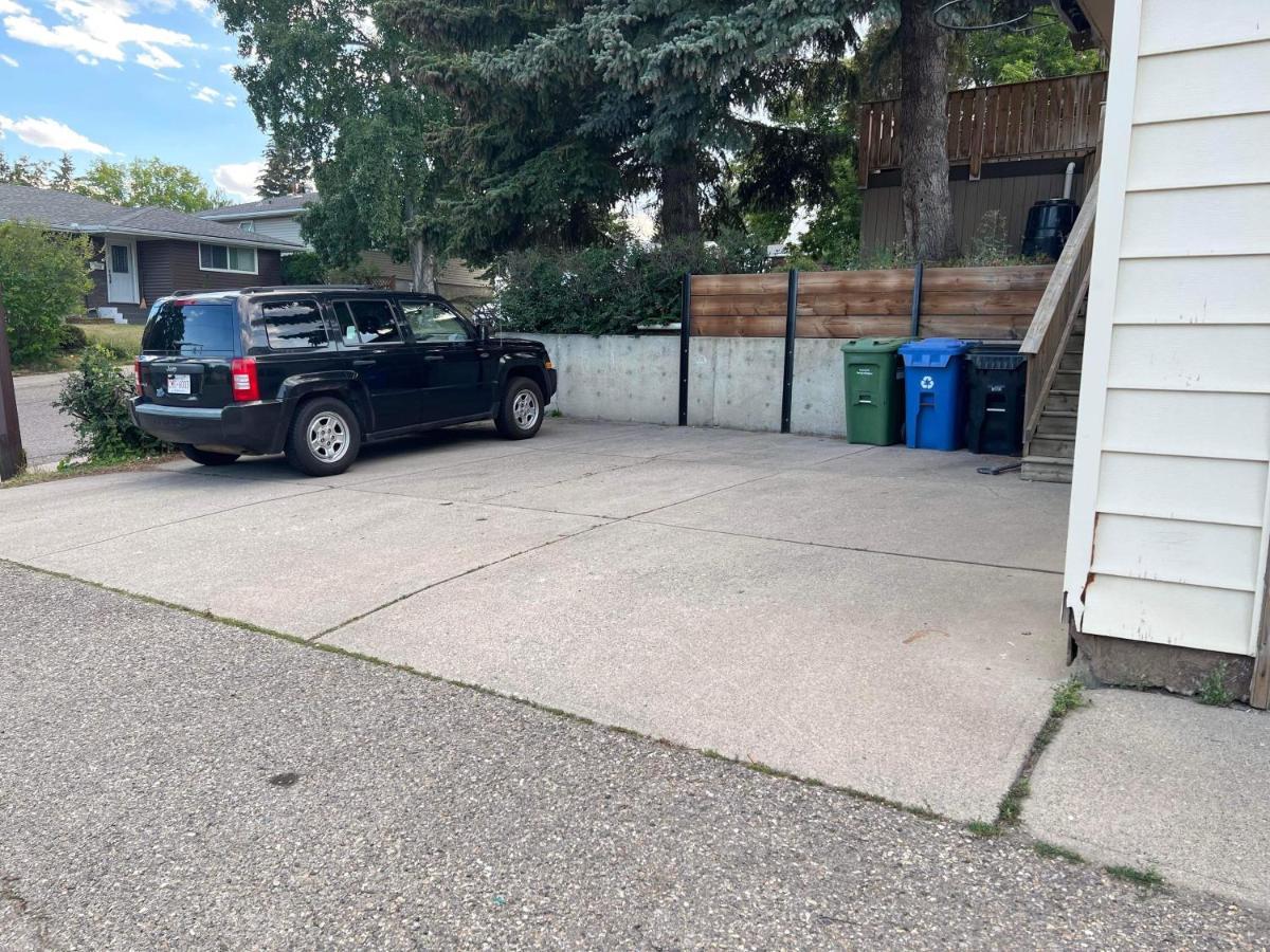 Cozy Basement Suite-溫馨小屋 Designated Parking YYC Екстериор снимка