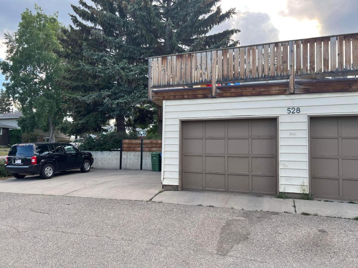Cozy Basement Suite-溫馨小屋 Designated Parking YYC Екстериор снимка