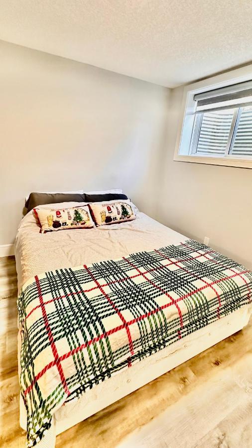 Cozy Basement Suite-溫馨小屋 Designated Parking YYC Екстериор снимка