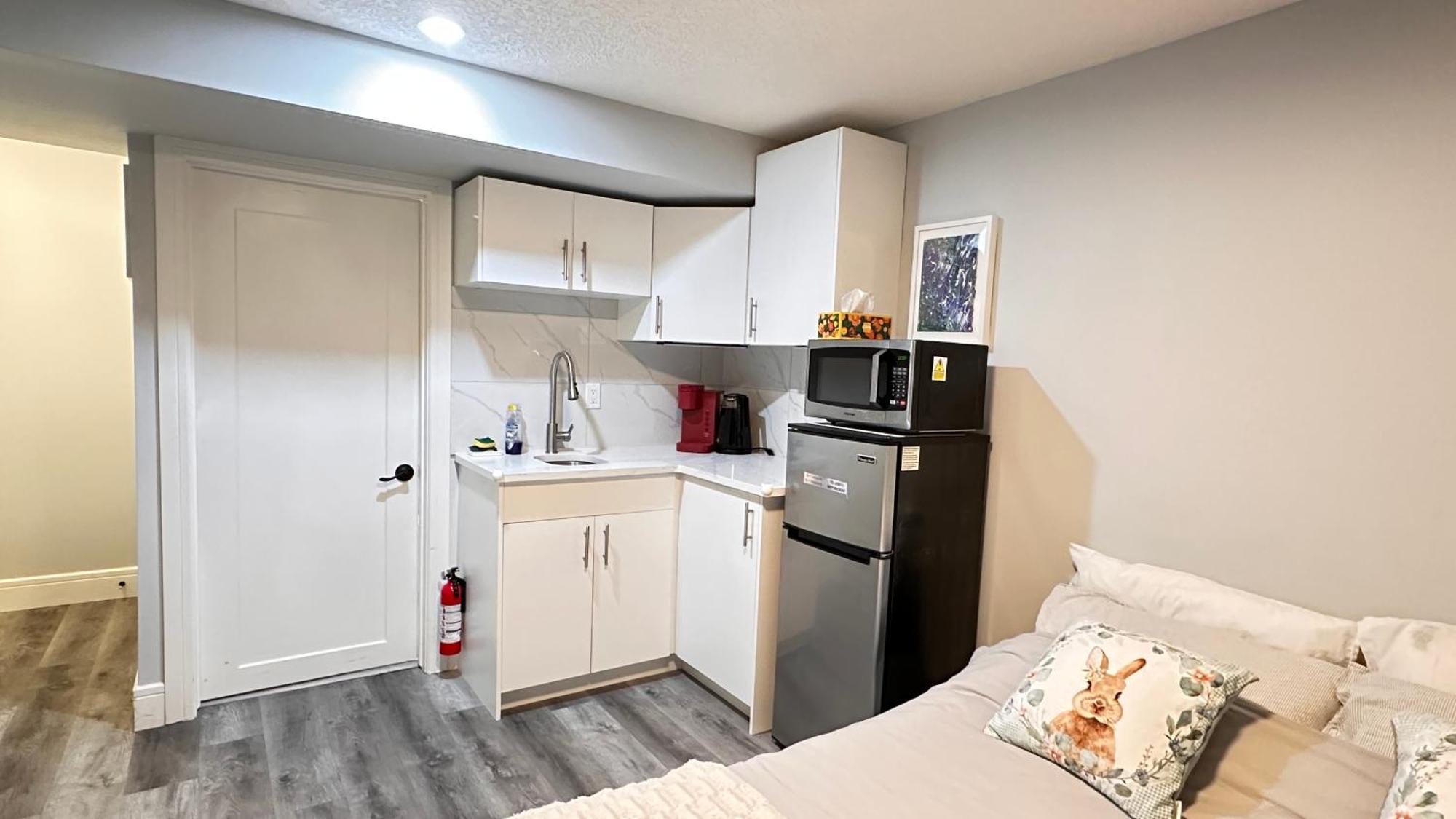 Cozy Basement Suite-溫馨小屋 Designated Parking YYC Екстериор снимка